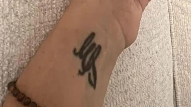 El tatuaje que entrelaza las iniciales de sus nombres