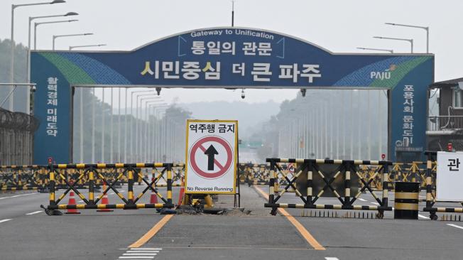 Puesto de control militar en el puente Tongil, la carretera que conduce a la ciudad norcoreana de Kaesong, en la ciudad fronteriza de Paju.
