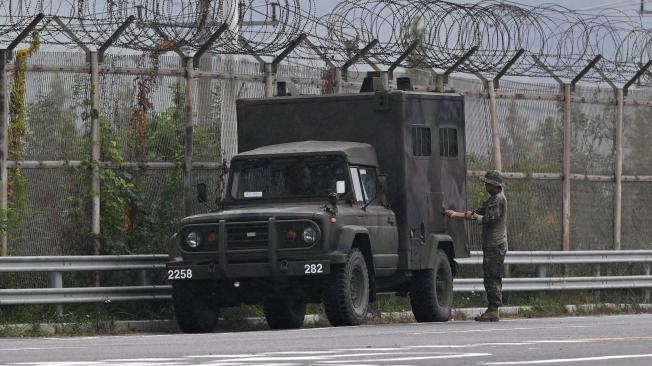 Un soldado surcoreano comprueba un vehículo militar cerca de un puesto de control en el puente de Tongil, la carretera que conduce a la ciudad norcoreana de Kaesong.