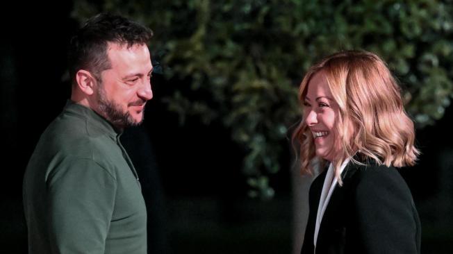 La primera ministra italiana Giorgia Meloni (R) recibe al presidente ucraniano Volodymyr Zelensky antes de sus conversaciones en Villa Doria Pamphili en Roma, Italia, 10 de octubre de 2024.