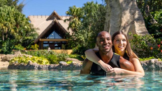 El resort ofrece comida y bebida sin limites y los distintos equipos aptos para nadar sin afectar la fauna del lugar.