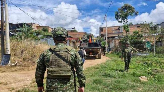 Soldados caminan por las calles del corregimiento.