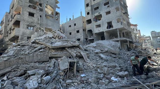 Palestinos inspeccionan los daños tras un ataque aéreo israelí en Beit Lahia, en el norte de la Franja de Gaza.