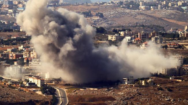 Humo en el lugar de un ataque aéreo israelí contra la localidad de Kfar Rumman, en el sur del Líbano.