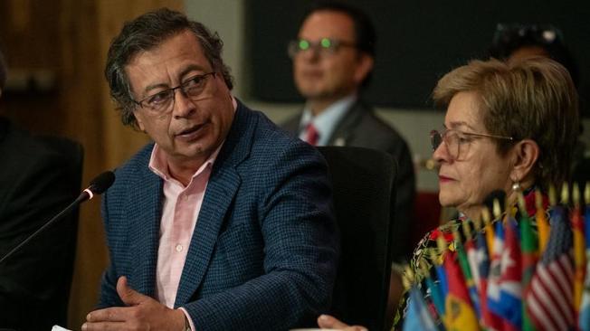 Presidente Gustavo Petro y la ministra del Trabajo, Gloria Inés Ramírez.