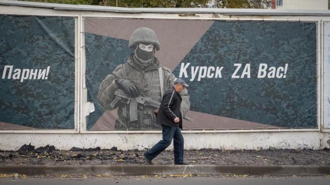 Pancartas en honor a los militares rusos que participaron en la acción militar de Rusia en Ucrania, en Kursk.