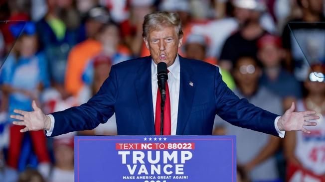 El expresidente de Estados Unidos y candidato presidencial republicano Donald Trump habla durante un acto de campaña en Carolina del Norte.