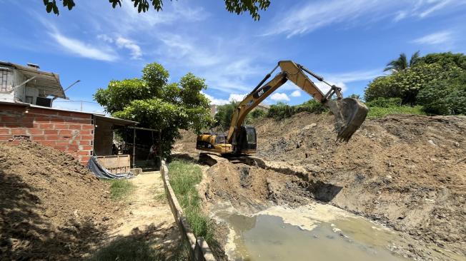 El trabajo de recuperación de la sección hidráulica del canal se hizo con maquinaria pesada.