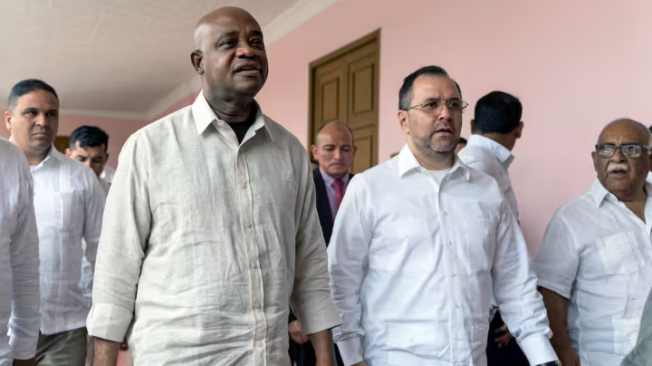 Canciller Luis Gilberto Murillo y su homólogo venezolano Yvan Gil.