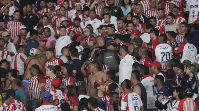 La Policía tuvo que intervenir en las tribunas.