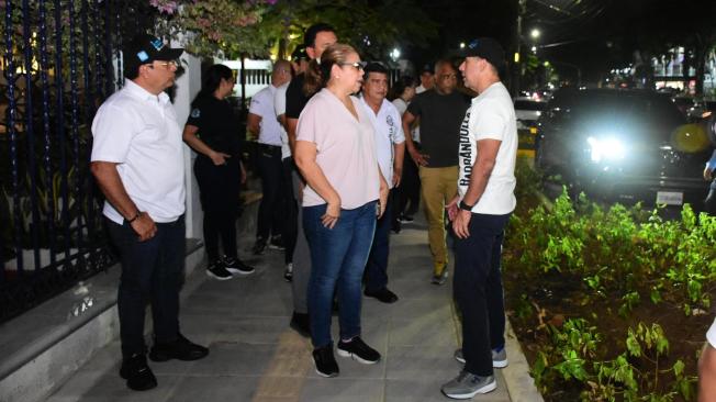 Durante el recorrido para habilitar la vía, el alcalde Char dialogó con los trabajadores de los restaurantes y locales comerciales.