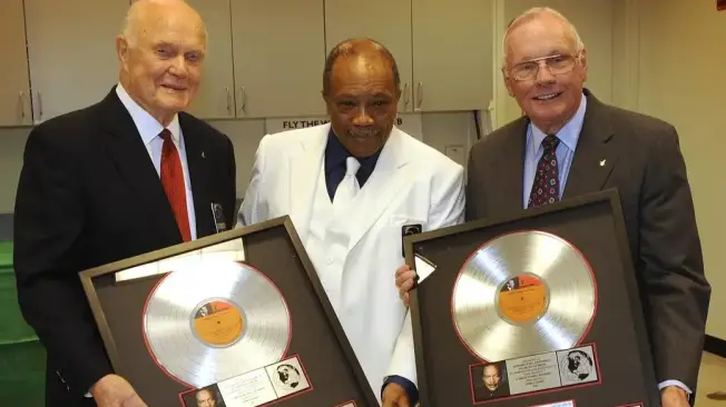 El productor y ganador del Grammy, Quincy Jones, presentó una copia platino de 'Fly Me to the Moon' al comandante del Apolo 11, Neil Armstrong, durante la gala del aniversario número 50 de la NASA.
