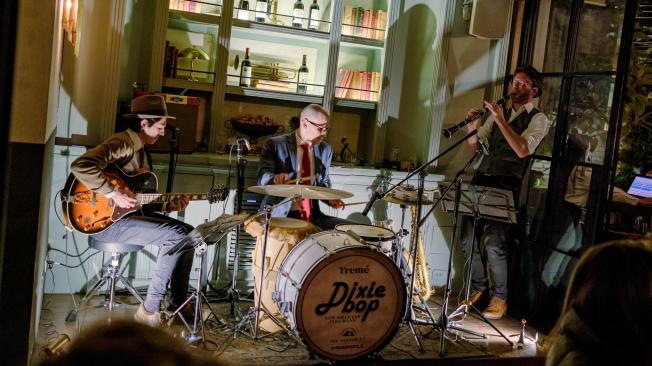 Con música en vivo, bandas de jazz y otros géneros suelen amenizar la experiencia en Tremé