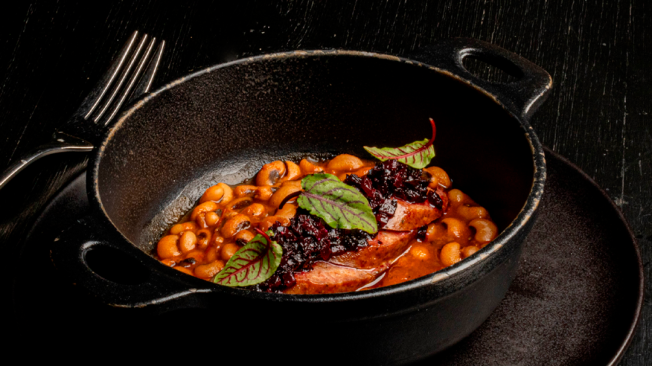 El plato Andoulle Balck Eye Peas está compuesto por salchicha 'andouille' ligeramente picante, con estofado de frijol y remolachas encurtidas.