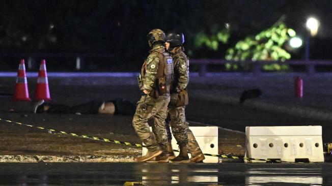 BRASILIA, 14/11/2024.- Miembros de la Policía Militar patrullan por la Plaza de los Tres Poderes en Brasilia (Brasil) en la noche del miércoles después de que un hombre se suicidara al detonar un explosivo en la puerta del Tribunal Supremo de Brasil, tras no conseguir acceder al interior de la alta corte, en un ataque de aparente motivación política. EFE/ Andre Borges