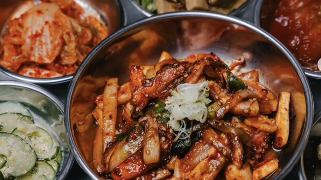 El local tiene una estética simple que se inspira en los típicos restaurantes de taxistas de Corea.