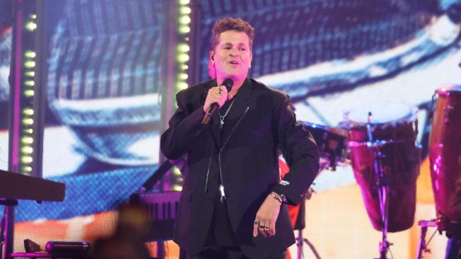 El artista colombiano, Carlos Vives, durante su presentación en el inicio de los Latin Grammy, en el Kaseya Center, en Miami (Estados Unidos).