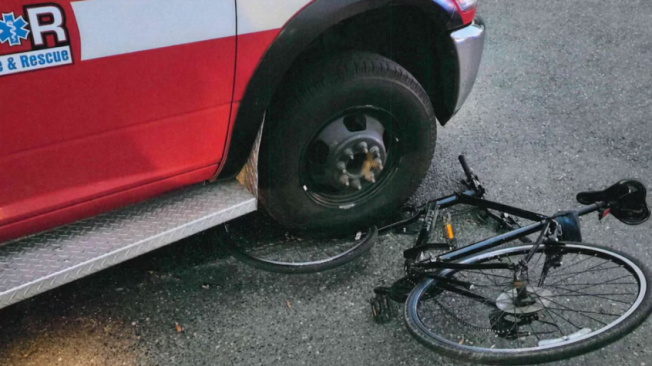 La bicicleta del ciclista quedó completamente destruida bajo las llantas del vehículo de emergencia tras el impacto.