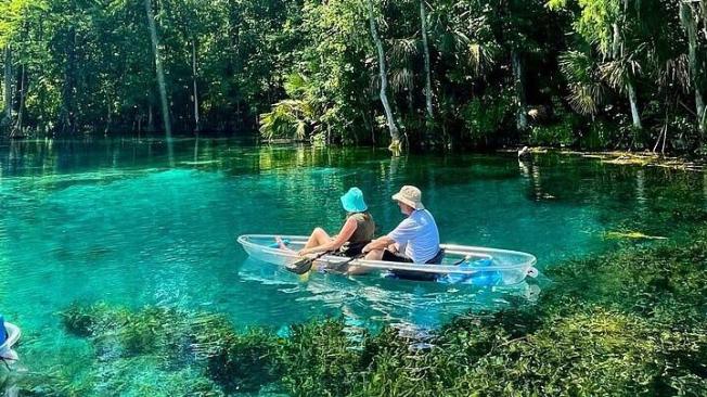 Los visitantes pueden dar un paseo en bote en el Parque Estatal Silver Springs.