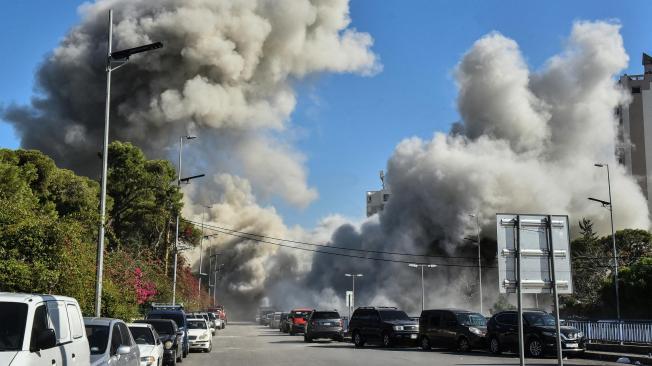 El humo envuelve una calle tras un ataque israelí contra un edificio en el barrio de Ghobeiri, en el sur de Beirut.