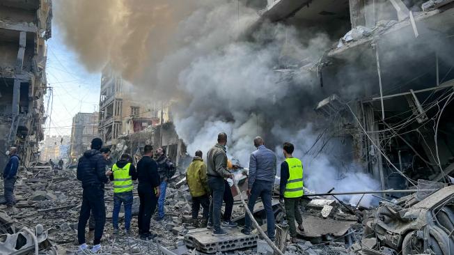 Bomberos apagan un incendio en el lugar de un ataque aéreo israelí en el barrio de Ghobeiry, en los suburbios del sur de Beirut.