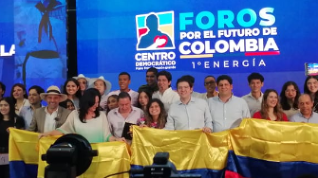 El grupo de precandidatos presidenciales del Centro Democrático posando para las fotos.