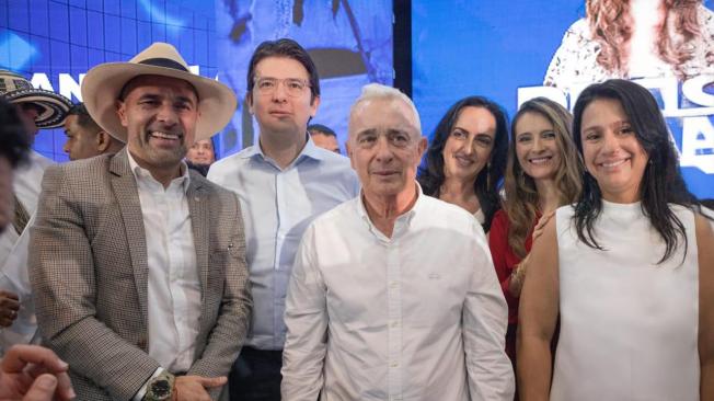 El expresidente Álvaro Uribe Vélez junto a Paloma Valencia, Miguel Uribe, Paola Holguín, Andrés Guerra y María Fernanda Cabal.