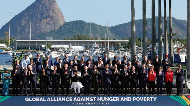 BRA01. RIO DE JANEIRO (BRASIL), 18/11/2024.- Jefes de Estado de las 20 mayores economías del mundo, la Unión Europea y la Unión Africana, así como los países invitados, posan para la fotografía oficial durante la cumbre G20, este lunes en los jardines del Museo de Arte Moderno, en Río de Janeiro (Brasil). La cumbre se centrará en tres ejes principales: disminuir el hambre y la pobreza, la reforma de la gobernanza global y la transición energética. EFE/André Coelho