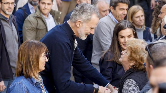 Los reyes Felipe y Letizia, y la alcaldesa de Chiva Amparo Fort (i), durante su visita a la localidad valenciana de Chiva.