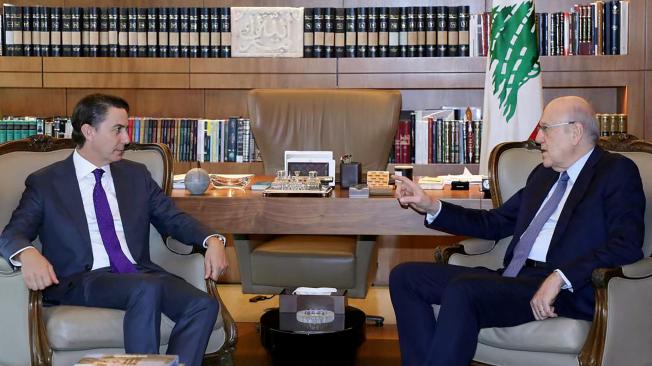 El primer ministro libanés, Najib Mikati (derecha), reunido con el enviado especial estadounidense Amos Hochstein.