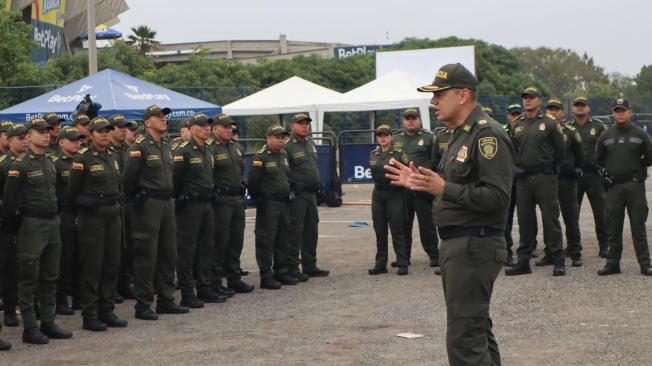 El coronel Edwin Urrego, nuevo comandante de la Policía Metropolitana de Barranquilla, entrega instrucciones a sus hombres en las afueras del estadio Metropolitano.