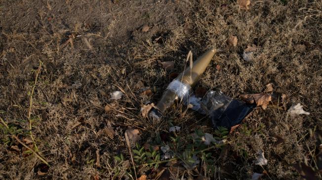 Una granada de mortero equipada con un sistema de entrega de drones yace sin explotar en el suelo, en la ciudad de Pokrovsk, región de Donetsk.