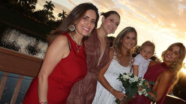 Los vestidos de las hijas de Gina tenían la misma tonalidad.
