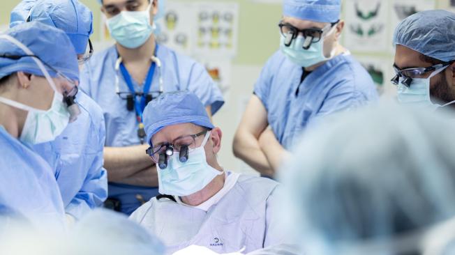 Él es Derek Pfaff, quien recibió innovador trasplante de cara por la Mayo Clinic; este fue el antes y después
