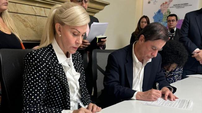 La gobernadora Dilian Francisca Toro con el ministro del Interior, Juan Fernando Cristo.