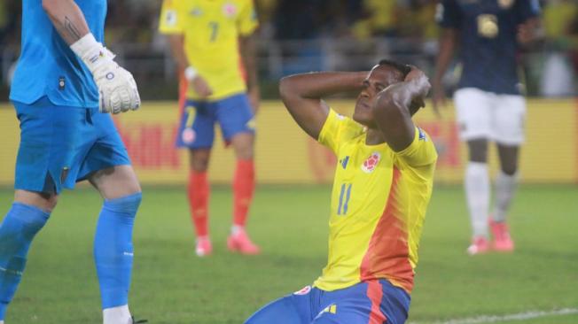 Jhon Arias se lamenta tras perderse el gol del empate de Colombia en el segundo tiempo.