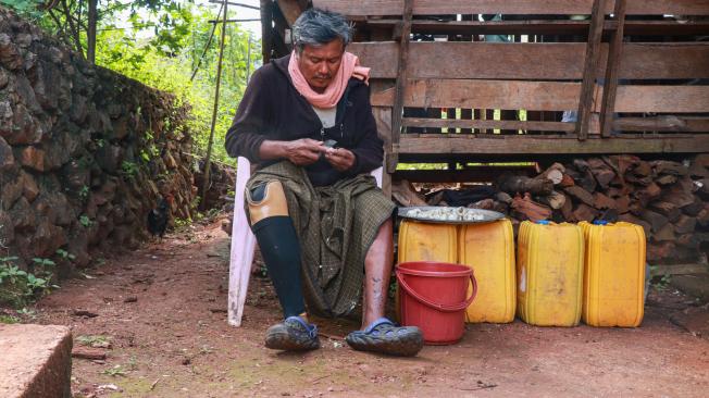 Agricultor de Myanmar Hla Han, de 52 años, que perdió una pierna tras pisar una mina.