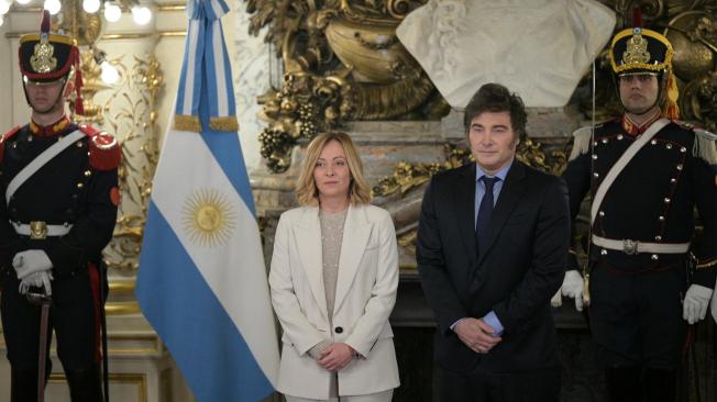 El presidente de Argentina, Javier Milei, recibe a la primera ministra de Italia, Giorgia Meloni, en el palacio presidencial de la Casa Rosada en Buenos Aires el 20 de noviembre de 2024.