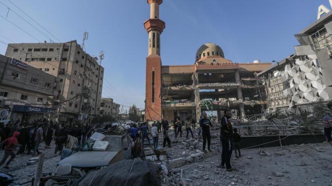 Palestinos inspeccionan la mezquita Al Farouq destruida tras un ataque aéreo israelí en el campo de refugiados de Al Nuseirat, en el centro de la Franja de Gaza, el 23 de noviembre de 2024.