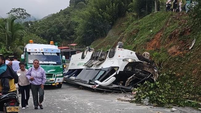 Según las primeras versiones, el bus se habría quedado sin frenos y luego se salió de la calzada por la que transitaba.