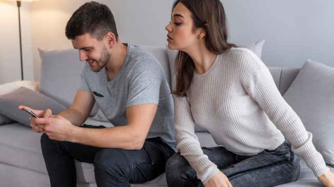Actitudes como el uso secreto del celular o cambiar contraseñas frecuentemente podrían reflejar problemas de confianza.