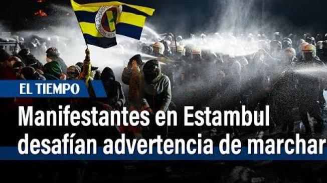 Miles de manifestantes marcharon en Estambul en apoyo a su alcalde arrestado, desafiando una advertencia del presidente turco Recep Tayyip Erdogan de que las autoridades tomarán medidas enérgicas contra el "terrorismo callejero".