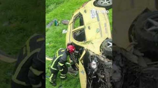 Taxi que venía de Tunja a Bogotá #cayó en canal de aguas lluvias en la #AutopistaNorte