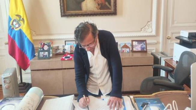 El presidente Gustavo Petro firmando el decreto para convocar la consulta popular.