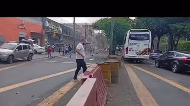 Atentado terrorista frente a la Base Aérea de Cali.