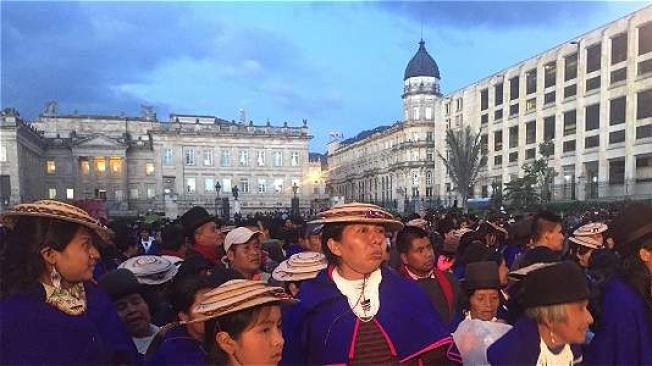 En un hecho histórico, 1.500 indígenas de la comunidad Guambiana se instalaron en la plaza de Armas de Casa de Nariño. Tomada de @PaulaGaviriaB