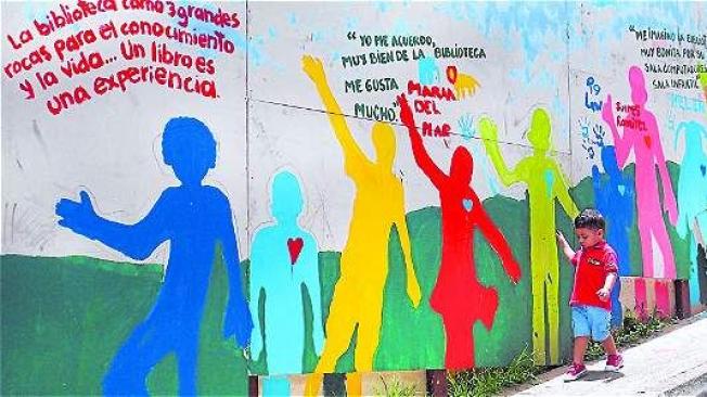 Murales realizados por los habitantes del sector en los alrededores de la obra del Parque Biblioteca. Guillermo Ossa / EL TIEMPO