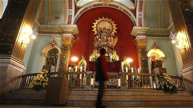 Al fondo se puede observar la figura del Sagrado Corazón de Jesús que adorna el altar de la iglesia. Fue traído de España.