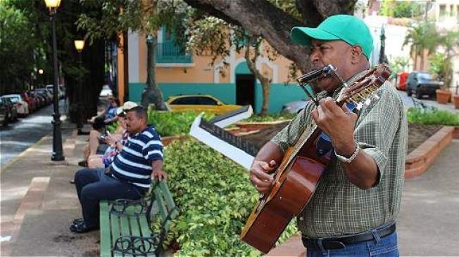 Un músico en el centro histórico de Puerto Rico.