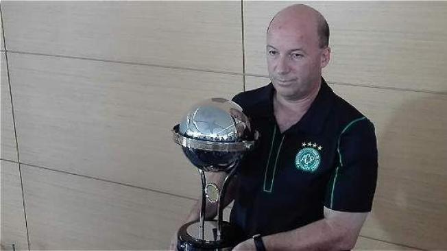 El director jurídico del Chapecoense recibió la réplica del trofeo de la Copa Sudamericana que le entregó Santa Fe. Alejandro Mercado / ETCE